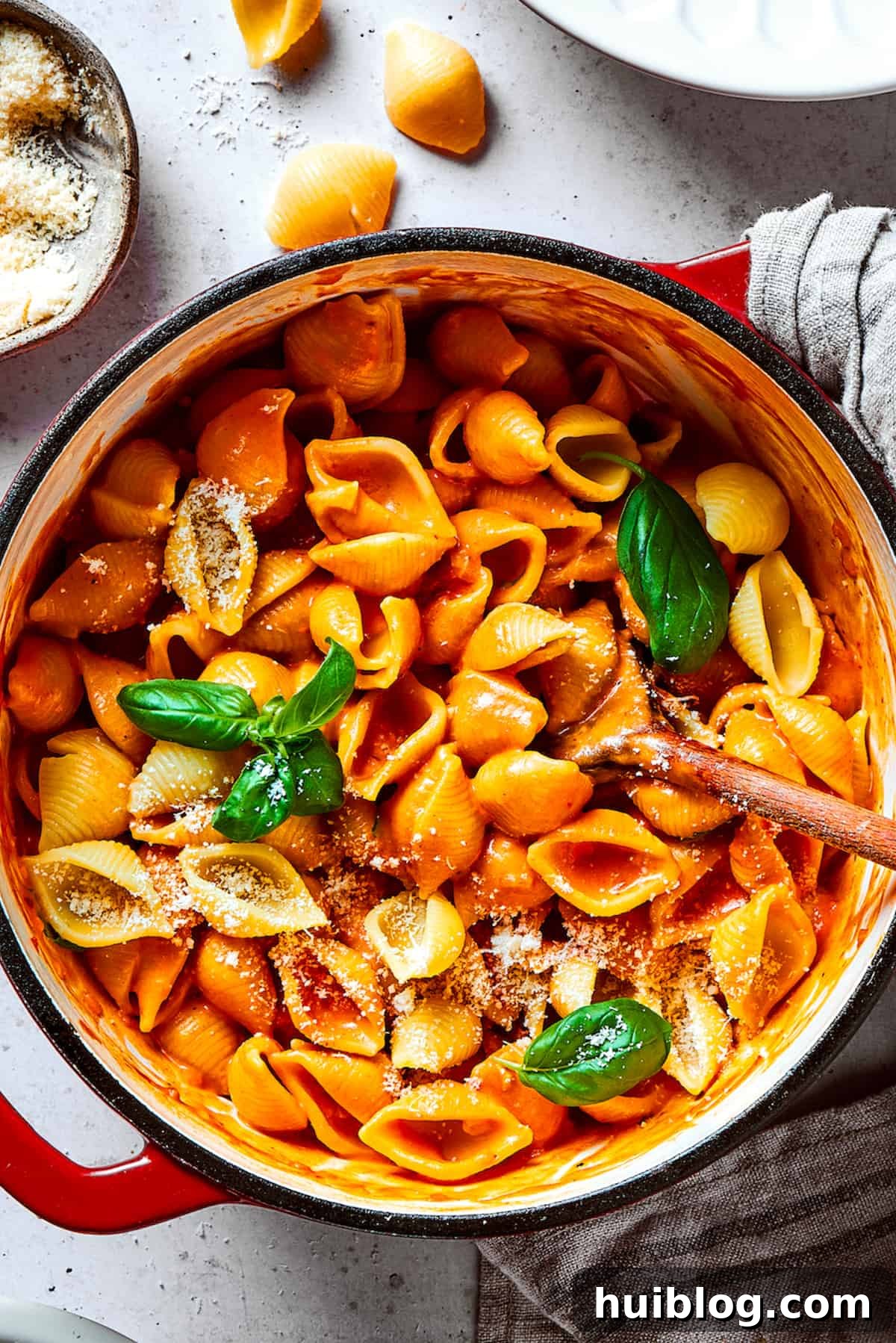 Gigi Hadid's Popular Pasta: Vodka Optional 3 A pot of pasta shells simmering in the rich, creamy tomato sauce.
